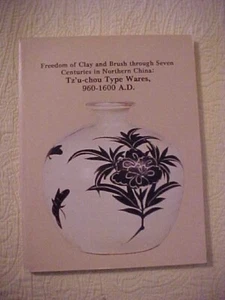 FREEDOM OF CLAY AND BRUSH SEVEN CENTURIES IN NORTHERN CHINA (1980) TZU-CHOU WARE - Foto 1 di 5