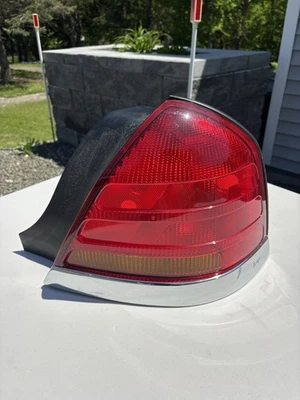 98-03 Ford Crown Victoria Right Passenger RH Side Tail Light OEM - Image 1 of 3