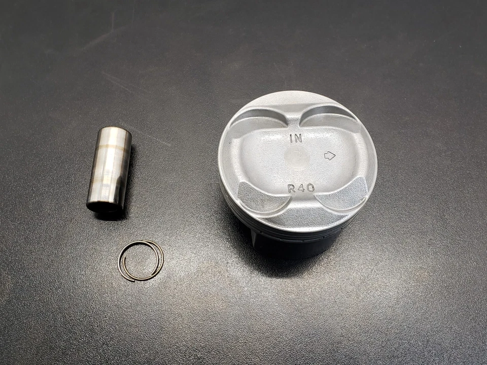 Комплект поршней 2010 - 2011 Honda CR-V K24 B OEM 13020-R40-A00 - Изображение 1 из 4