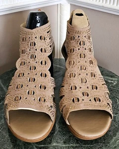 NWOB Womens Golden Studded Small Wedge Sandals Size 37 - Picture 1 of 7