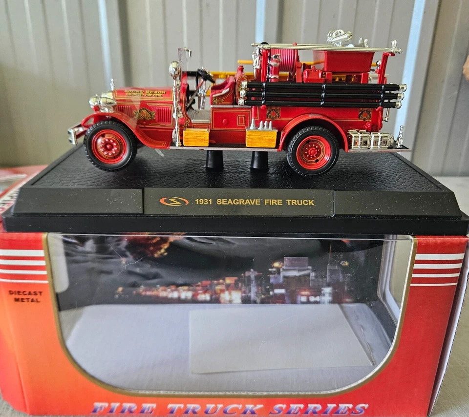 NEW 1931 Seagrave Fire Engine Truck Red 1:32 Diecast Model by Signature Models - Image 1 of 4