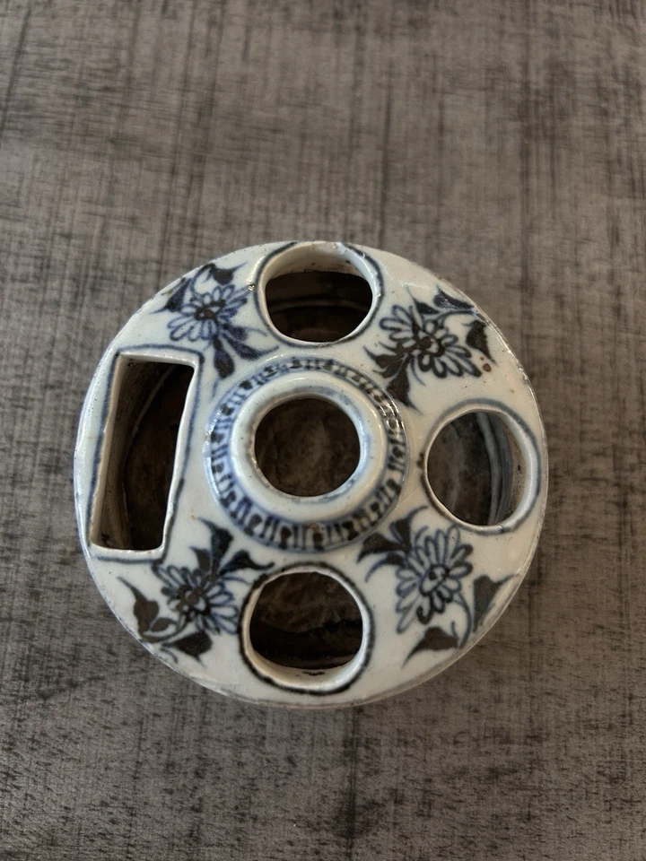 Porta bolígrafos de cinco agujeros de porcelana azul y blanco de la dinastía Ming con marca 玉堂佳器. Foto 1 de 4