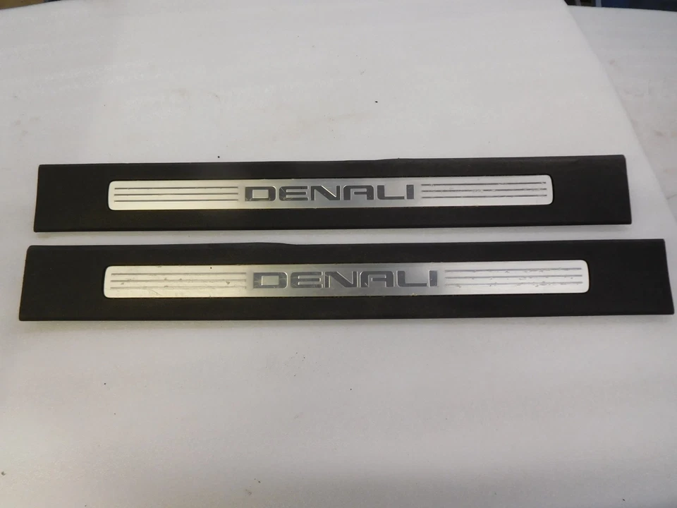 GMC Yukon Denali Front Door Sill Plates 2007 2008 2009 2010 2011 Foto 1 de 3