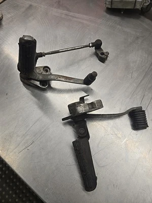 Juego de estriberas delanteras izquierda derecha Yamaha FZR600 Genesis, finales de los 80 principios de los 90 Foto 1 de 4