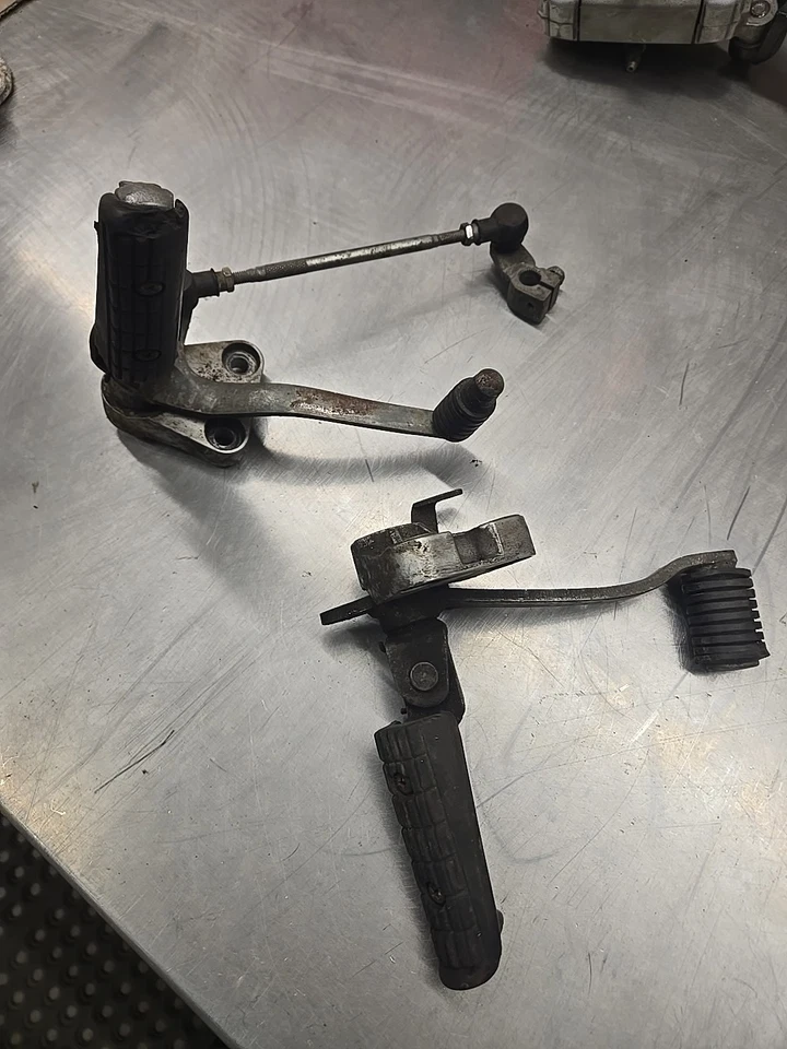 Conjunto de pinos dianteiros esquerdo direito Yamaha FZR600 Genesis, final dos anos 80 início dos anos 90 - Imagem 1 de 4