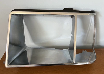 Farol principal destro e moldura marcador lateral EIEB-13064-A Ford Escort 1981-85 NOS - Imagem 1 de 4