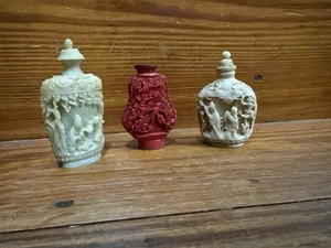 Bottiglia da fiuto vintage cinese in resina intagliata LOTTO 3 statuine beige ornate profumo rosso - Foto 1 di 11