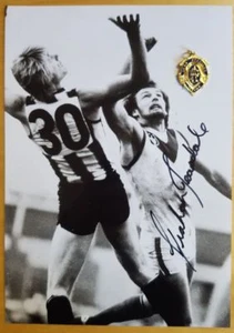 1977 GRAHAM TEASDALE STH MEL HAND SIGNED B&W PHOTO & FREE REPLICA BROWNLOW MEDAL - Picture 1 of 2