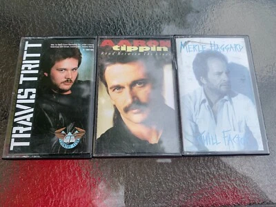 COUNTRY MEN 3 CASSETTE LOT MERLE HAGGARD, TRAVIS TRITT, ARRON TIPPIN Foto 1 de 2