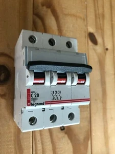 LEGRAND 20A TIPO C20 3 POLOS MCB 06941 400V - Imagen 1 de 2