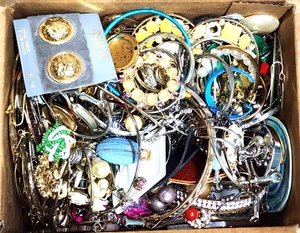 Vintage-moderne Ohrringe Lot Paare-Singles Brosche tragbar & defekt 4lbs. 7.7oz - Bild 1 von 13