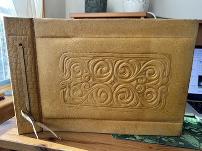 Желтый охровый кожаный декоративный фотоальбом в ручном переплете с черными страницами крепления 14 X 9 - Изображение 1 из 4