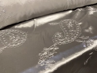 THE FABRIC MERCHANT Charmeuse Ricamato Tessuto Satinato, Al Metro - Paillettes Argento Paisley