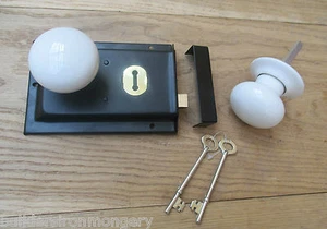 CLÁSICO ANTIGUO JUEGO DE MANIJAS DE CERRADURA Y PERILLAS DE PUERTA DE LLANTA INGLESA - Perillas de porcelana blanca - Imagen 1 de 1