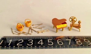 Lote miniatura casa de muñecas antigua/vintage: 2 cestas, cubiertos, piano, giratorio - Imagen 1 de 5