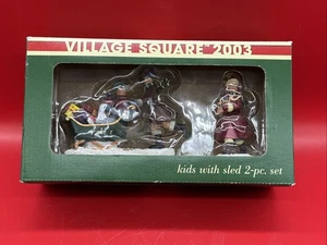 Vintage Christmas Village Square Mervyn’s 2003 Kinder mit Schlitten Geschenke 2-teiliges Set - Bild 1 von 6