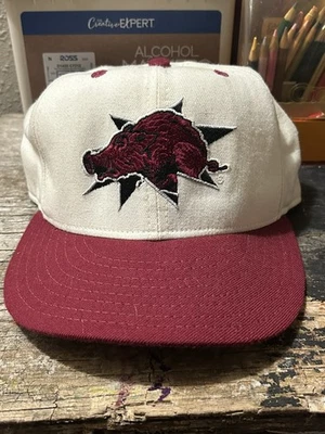 Gorra de béisbol ajustada vintage Arkansas Razorbacks New Era talla 7 1/2 100 % lana EE. UU. Foto 1 de 4