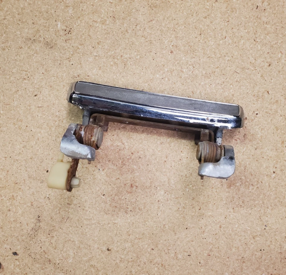 Manija de puerta izquierda 1973 1974 1975 1976 1977 78 Ford LTD Foto 1 de 3