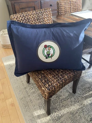 Almohada parche Pottery Barn Teen NBA Boston CELTICS (solo farsa) azul marino usada en excelente estado Foto 1 de 2