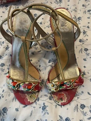 Sandalias de tacón de corcho Dolce Gabbana con herrajes florales y dorados. Foto 1 de 4