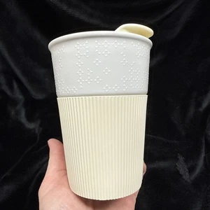 Starbucks 2013 Snowflake Keramik Tumbler Tasse Silikon Hülle Gelb Creme Kaffee - Bild 1 von 8