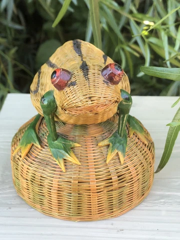 Vintage Handicrafts Frog Wicker Basket Music Box plays theme from “Love Story” Cover
