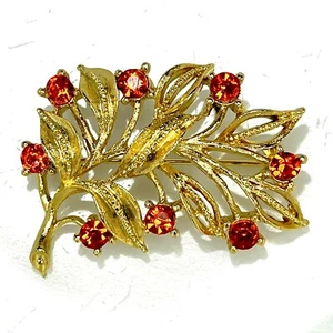 Broche vintage de rama en tono dorado con hojas y pedrería de color coral - Imagen 1 de 6