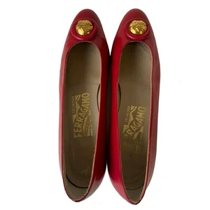 Zapatos de salón para mujer Salvatore Ferragamo 6 AAA medallón oro rojo tacones bajos - Imagen 1 de 9