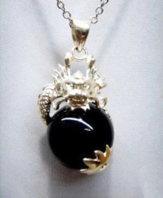 Collar de cadena colgante dragón chapado en oro blanco con cuentas de ónix de ágata negra Foto 1 de 4