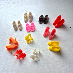 Lotto 11 paia di scarpe Barbie vintage tacco slide sneakers multicolore anni 80 - Foto 1 di 8