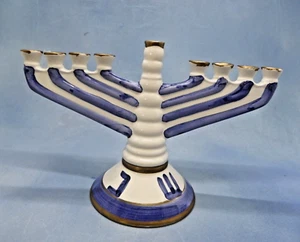 Portavelas World Bazaars cerámica menorá judaica 9 azul/blanco 11" de largo - Imagen 1 de 7