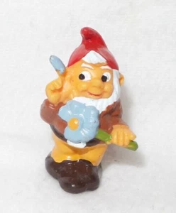FIGURINE JOUET FERRERO KINDER SURPRISE TOY NAIN QUI TIENT UNE FLEURE 1992 - Imagen 1 de 3