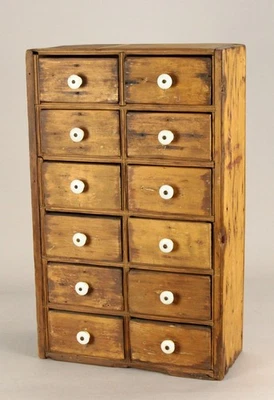 = Armario boticario de madera de pino del siglo XIX 12 cajones con asas de porcelana 24,5" Foto 1 de 4