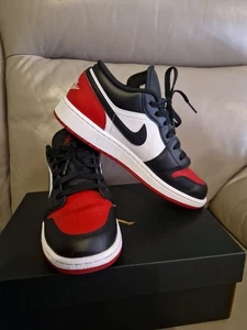 Jordan 1 Low (GS) Zapatos para Niños Grandes Blanco-Negro-Rojo Universitario 553560-161 Usados Una Vez  - Imagen 1 de 7