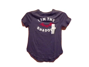 Batman I AM THE SHADOWS ~ T-shirt grigia manica corta ~ taglia JUNIOR SMALL ~ NUOVA con etichette - Foto 1 di 1