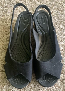 Sandalias de cuña Crocs para mujer talla 11 negras con tira trasera, correas de tela, sin cordones - Imagen 1 de 11