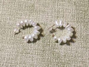 Orecchini traforati mezzo cerchio perle finte moda - 1" - Foto 1 di 1
