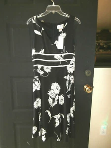 NEU MIT ETIKETT NEU ADRIANNA PAPELL KLEID GRÖSSE 6 SMALL MEDIUM LEINEN SCHWARZ WEISS GEBLÜMT - Bild 1 von 3