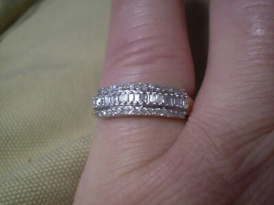 Anillo de oro amarillo de 10 quilates con 55 filas de diamantes para dama 2,6 gramos Foto 1 de 4