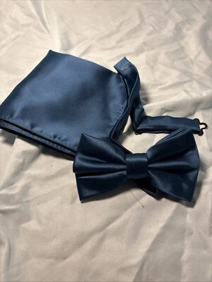 Pajarita preatada sin marca y cuadrado de bolsillo azul oscuro Foto 1 de 2