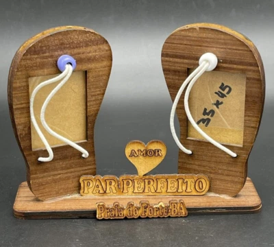 Marco de fotos en forma de chancla de madera Praia do Forte BA Par Perfeito Amor Foto 1 de 4