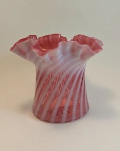 Jarrón Fenton Cranberry Swirl espiral óptica con volantes superior 4,25"  - Imagen 1 de 7