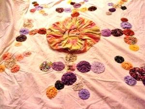 Colcha hecha a mano vintage colorida parches Yoyo/penny, todo cosido a mano - Imagen 1 de 4