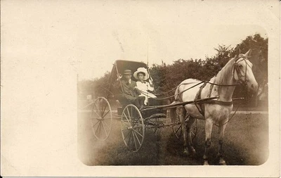 Carruaje tirador de caballos blanco RPPC, hombre y mujer bien vestidos, vagón 1907-18 Foto 1 de 2
