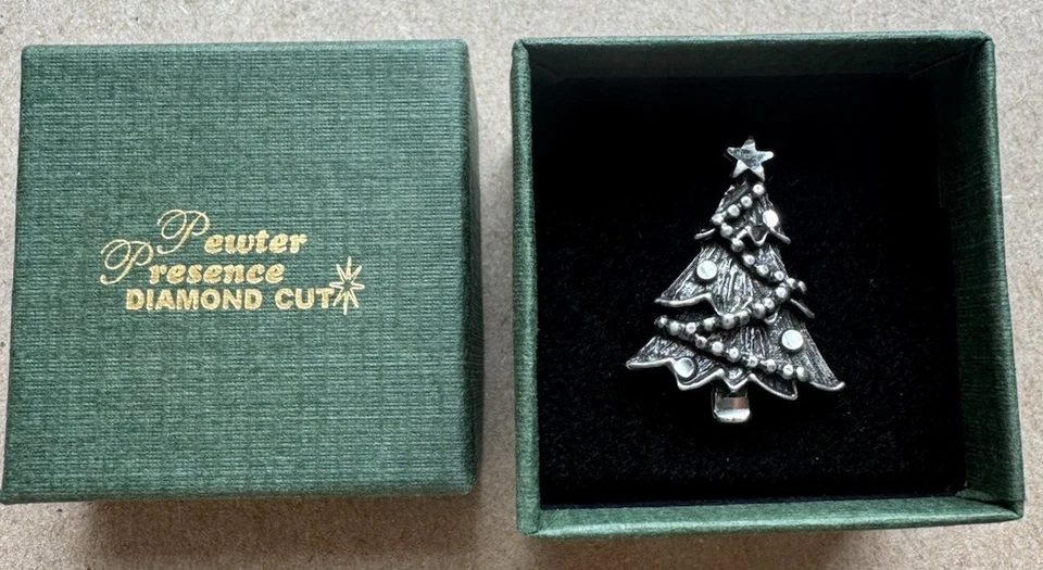 Broche Tie-Tack Presencia Peltre Corte Diamante Árbol de Navidad en Caja de Regalo NUEVO Foto 1 de 4