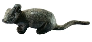 "Estatuilla de ratón de hierro fundido vintage - escultura de arte popular primitivo, 5"" de largo" - Imagen 1 de 5