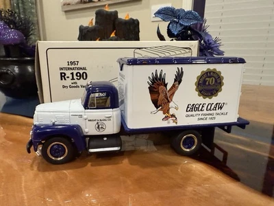First Gear 1957 International R-190 Dry Goods Van Eagle Claw aparejos de pesca nuevo en caja Foto 1 de 4