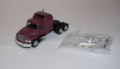 PROMOTEX/HERPA Tracteur Mack 613 double drive sleeper livrée purple HO 1/87 - Photo 1/4