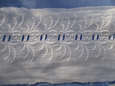 Entre-deux ancien (1900) broderie sur linon "trou-trou" 2,95 m x 11,5 cm - Photo 1/2