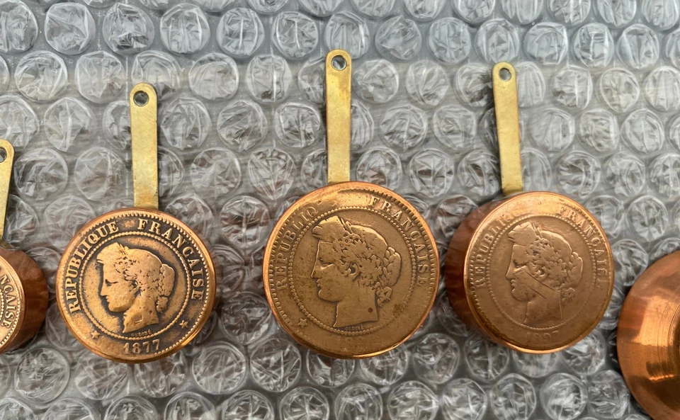 RARE casseroles miniatures cuivre motifs pièce de monnaie de 1877 à 1912  - Immagine 1 di 4